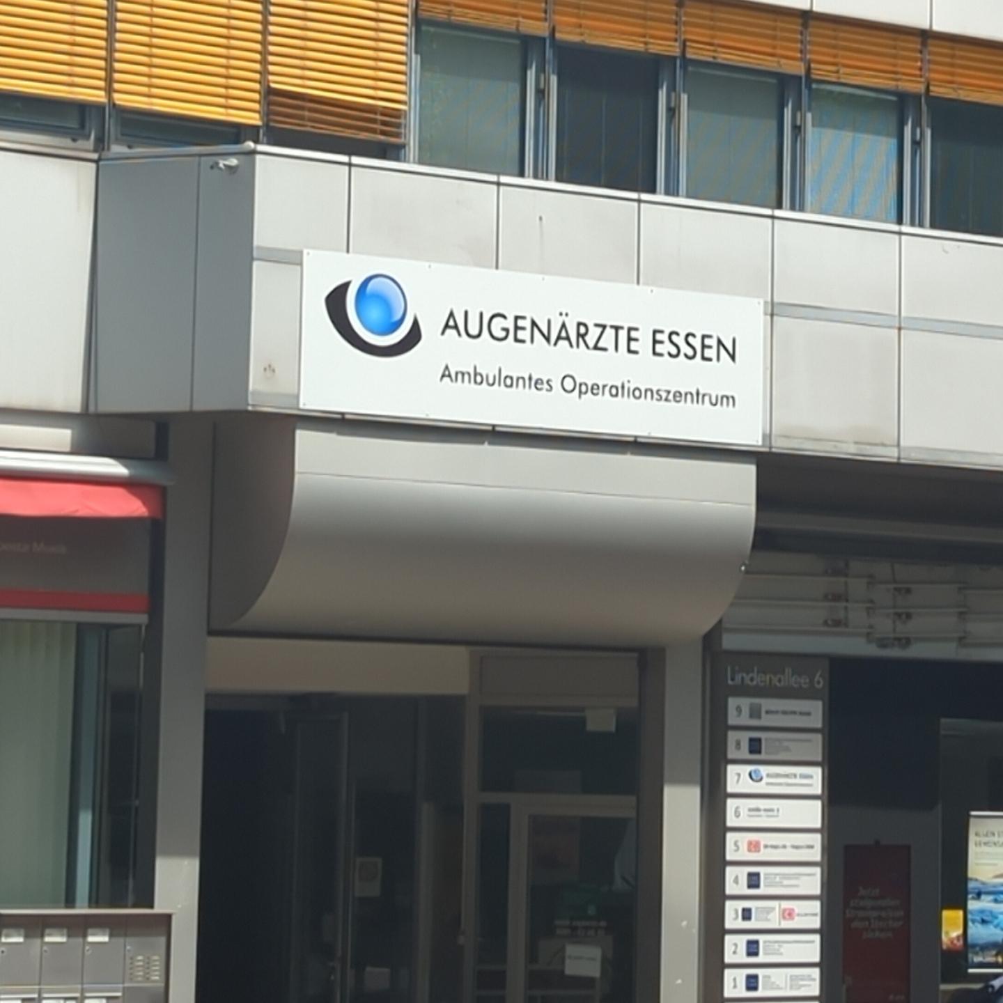 Einen Hauseingang mit Schild "AUGENÄRZTE ESSEN" komplett in Großbuchstaben.
Darunter "Ambulantes Operationszentrum"